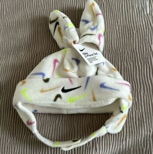 Nike infant girl hat/mittens set